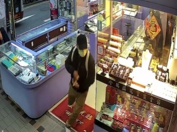 【有片】賊闖銀樓偷2條項鍊 警騎車上班路過當場逮人 7 副本 2