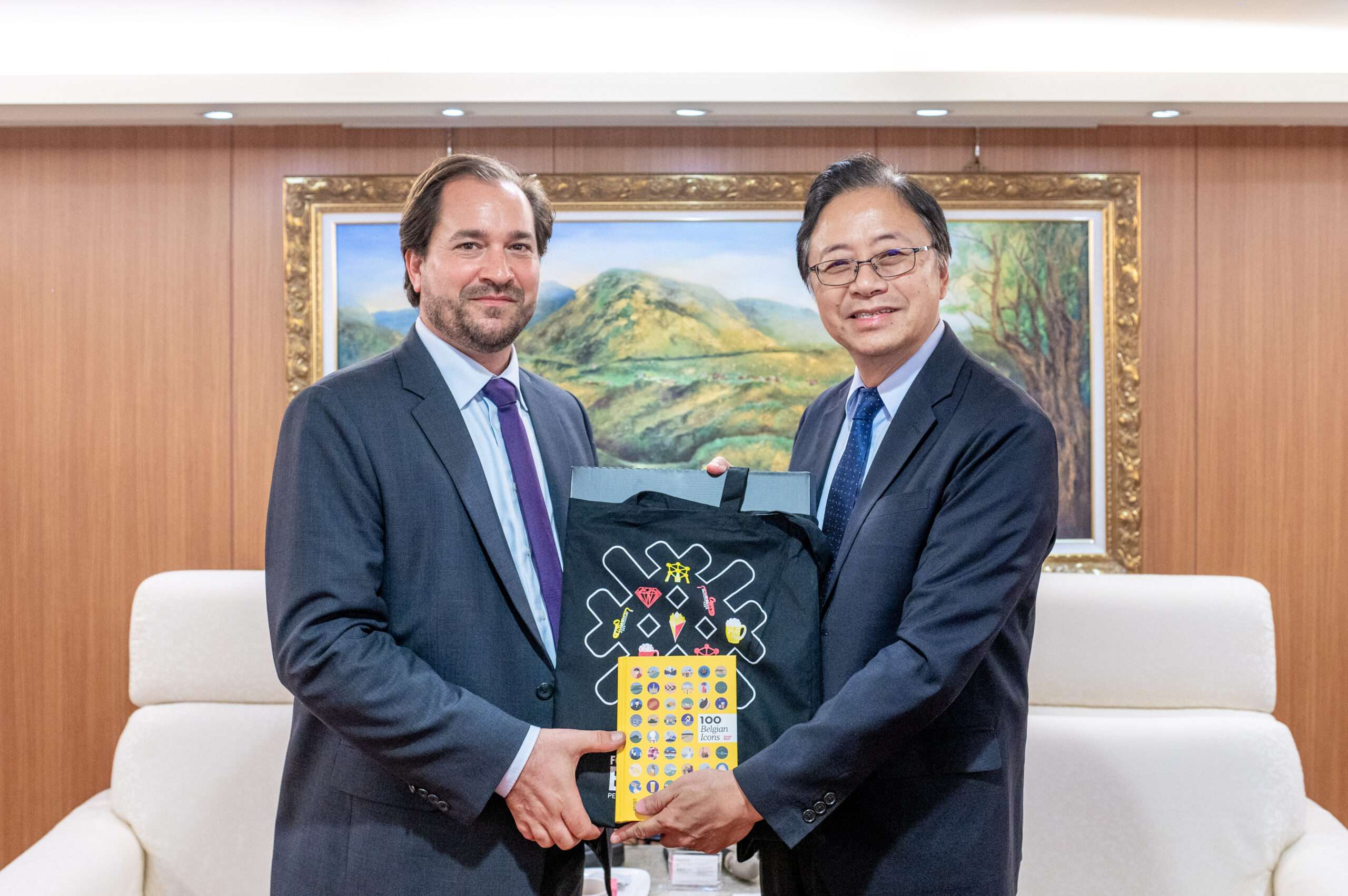 張善政與比利時台北辦事處長交流 比利時圖書專區明年3月桃市圖登場 DSC55234 scaled
