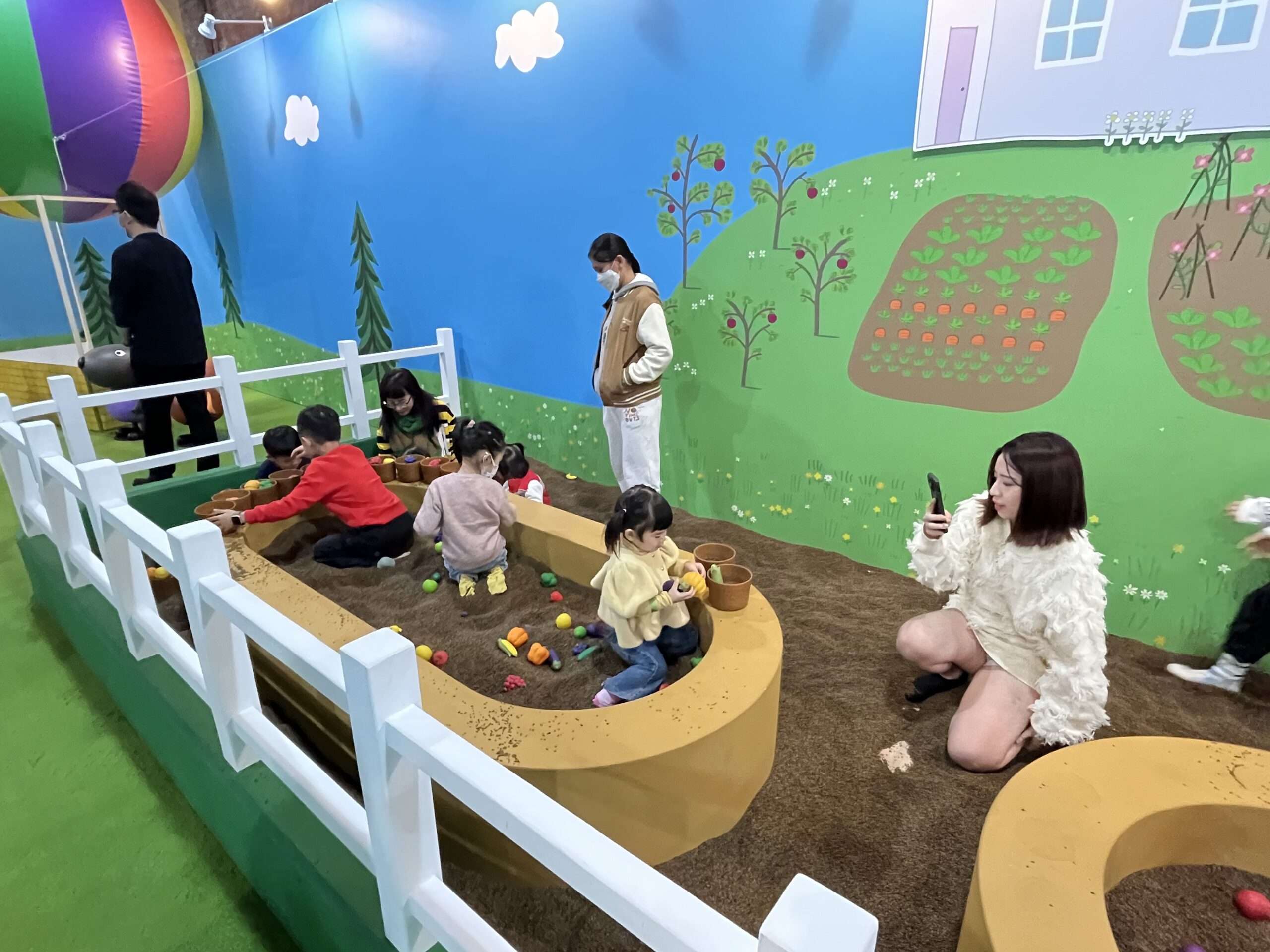 「粉紅豬小妹野餐趣互動展」VIP見面會:溫暖互動與愛的分享 IMG 0086 scaled