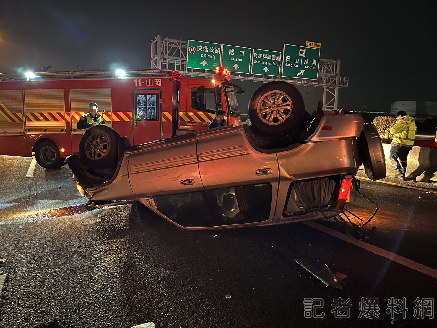 國1南349K自小客翻覆!現場一度回堵成停車場