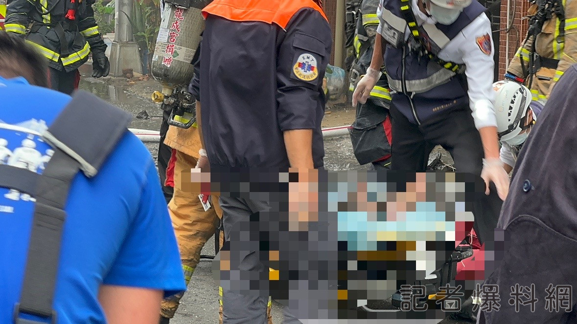 高雄鳳山住宅大火!1男受困救出無生命跡象緊急送醫