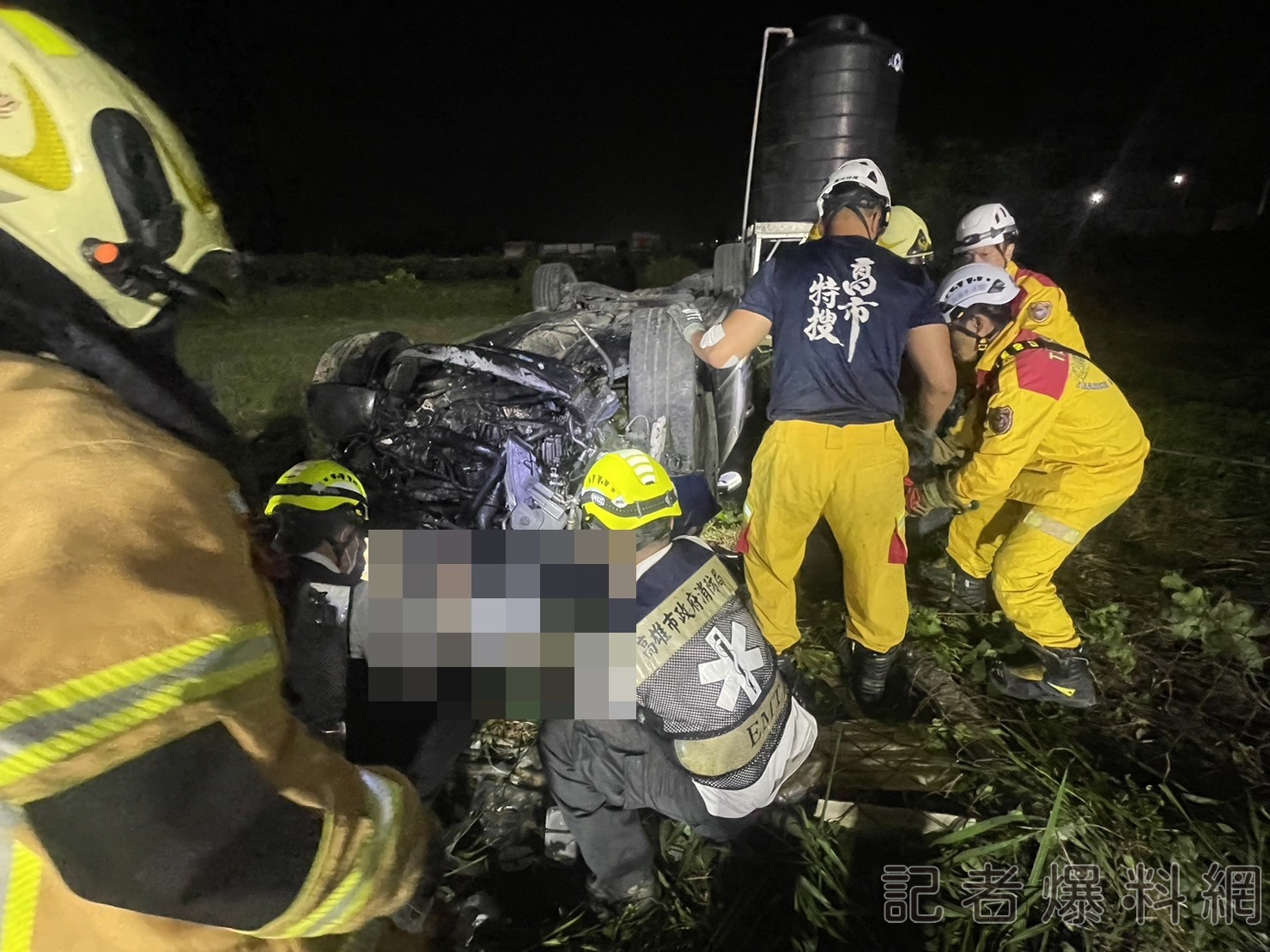 【有片】19歲男酒駕撞護欄慘翻車掉田裡 兩人受傷命大無礙