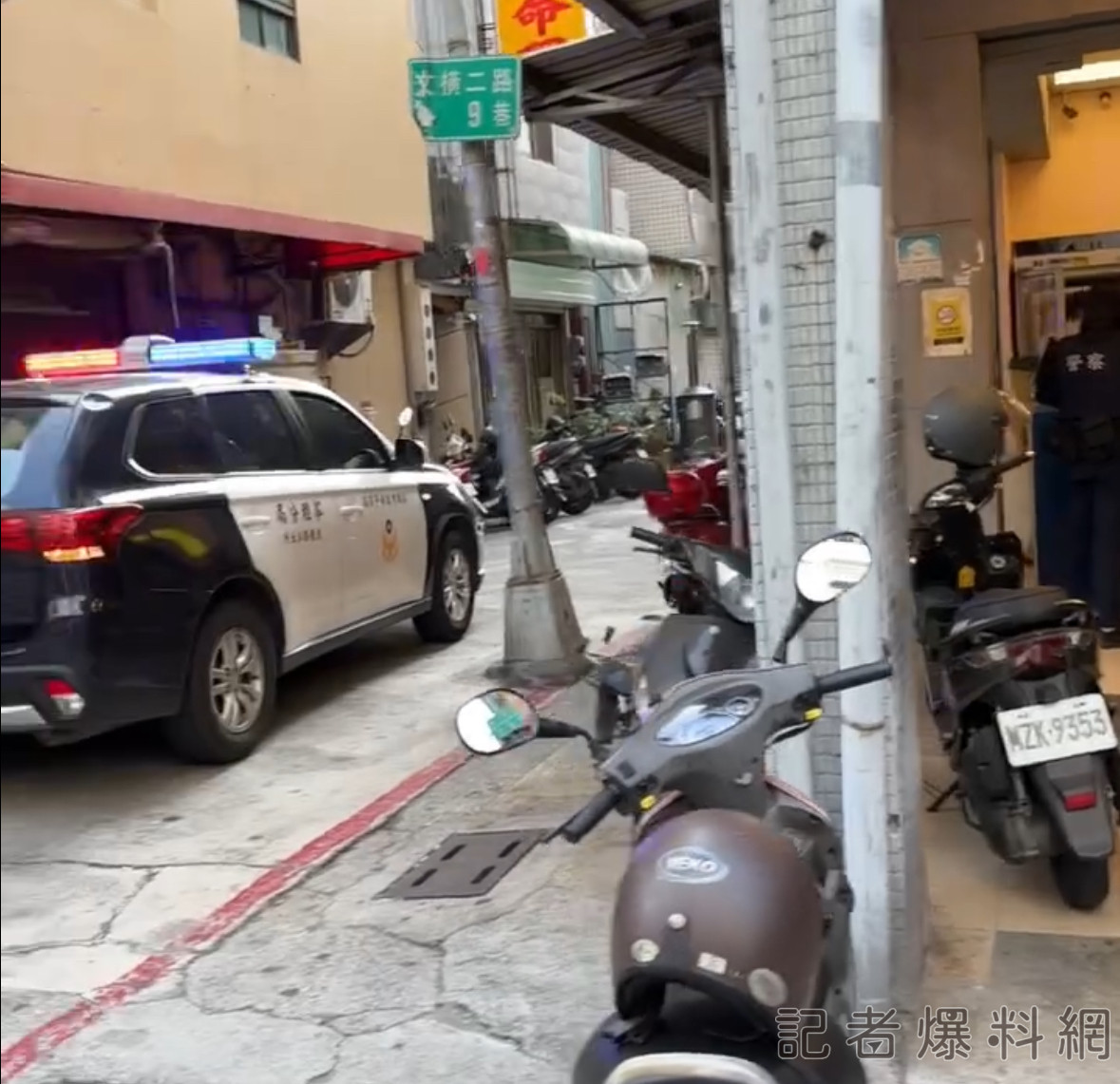 【有片】警車閃燈違停路口買飲料惹議 口渴阿sir慘遭記申誡 【有片】警車閃燈違停路口買飲料惹議 口渴阿sir慘遭記申誡
