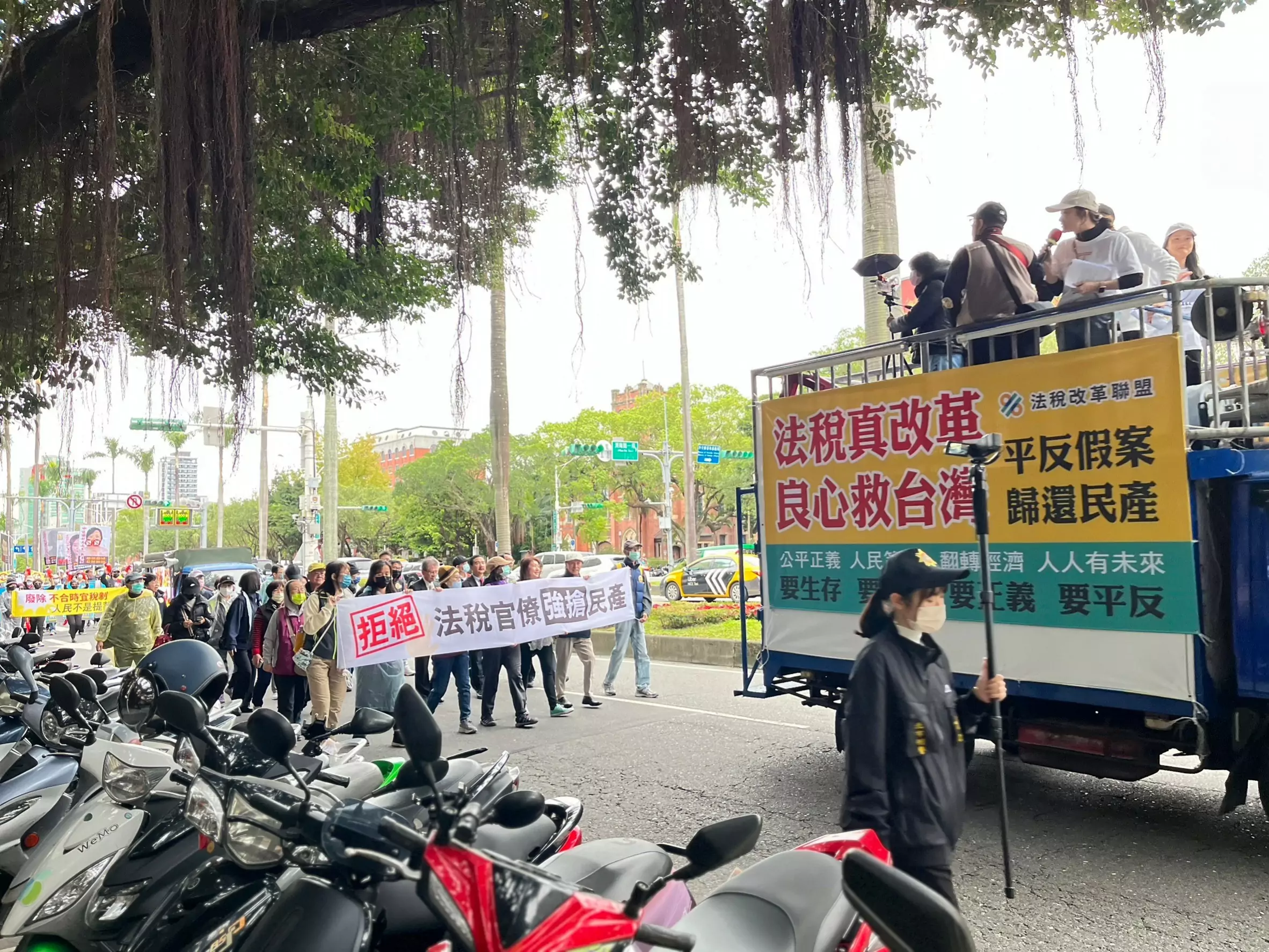 稅改團體「拒絕躺平 還我未來」大遊行凱道登場 抗議稅災淹腳目 S 108871689 0