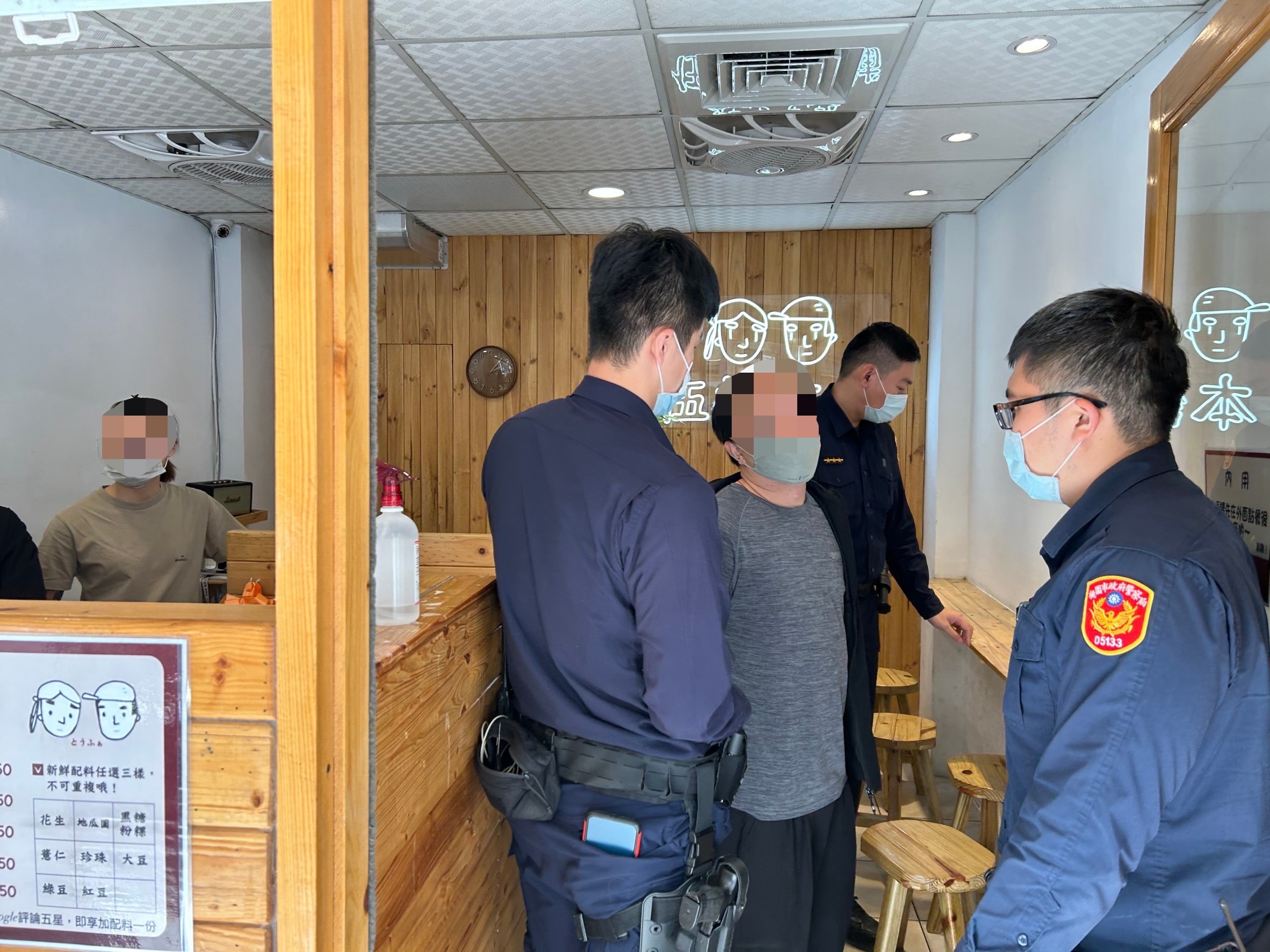 豆花店內屢捧鮮花示愛 男被依跟騷法送辦下場曝 S 12959774