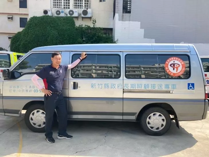 勞動部桃竹苗分署活化中高齡人力 退休主管轉職長照巴士司機 勞動部桃竹苗分署活化中高齡人力 退休主管轉職長照巴士司機