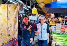 魯明哲、柯志恩市場拜票 籲選民勿信謠言