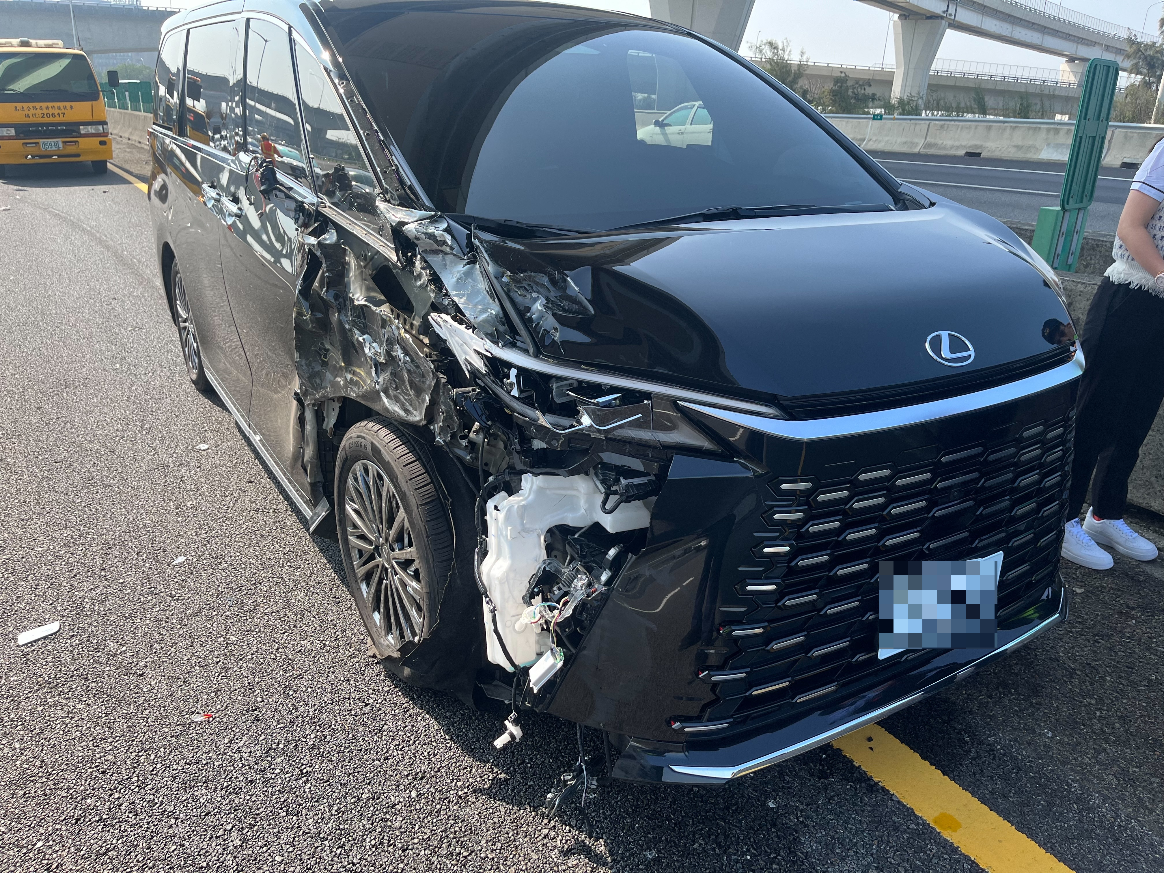 疑未保持安全距離 女子國2機場端路段追撞兩車 S 160890904 0