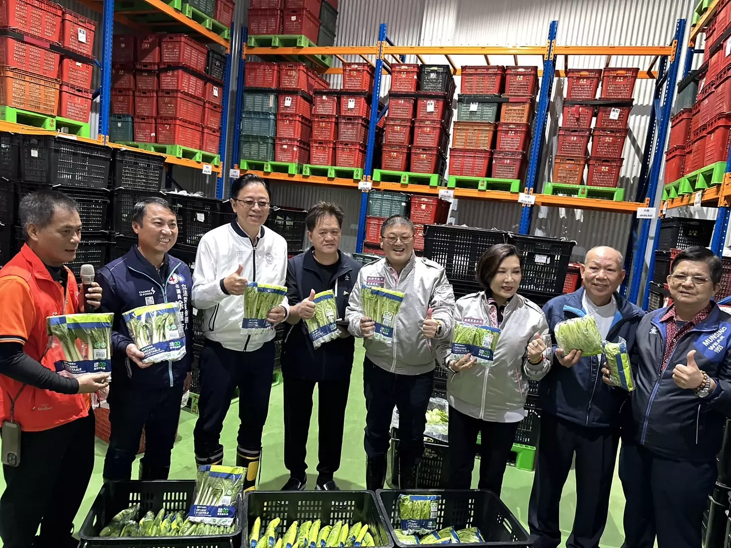 張善政推廣智慧農業 贈匾表揚全國十大績優農業產銷班 張善政推廣智慧農業 贈匾表揚全國十大績優農業產銷班