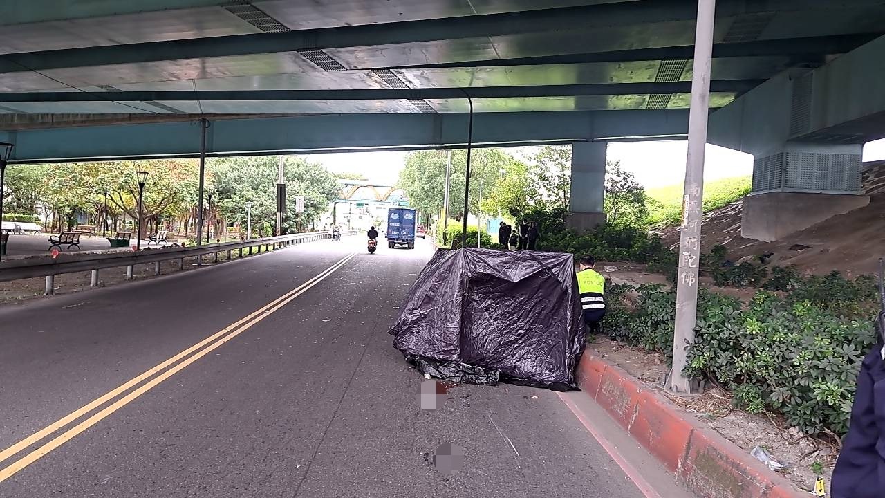 與同向混凝土預拌車碰撞 78歲男騎士腦漿外溢當場死亡