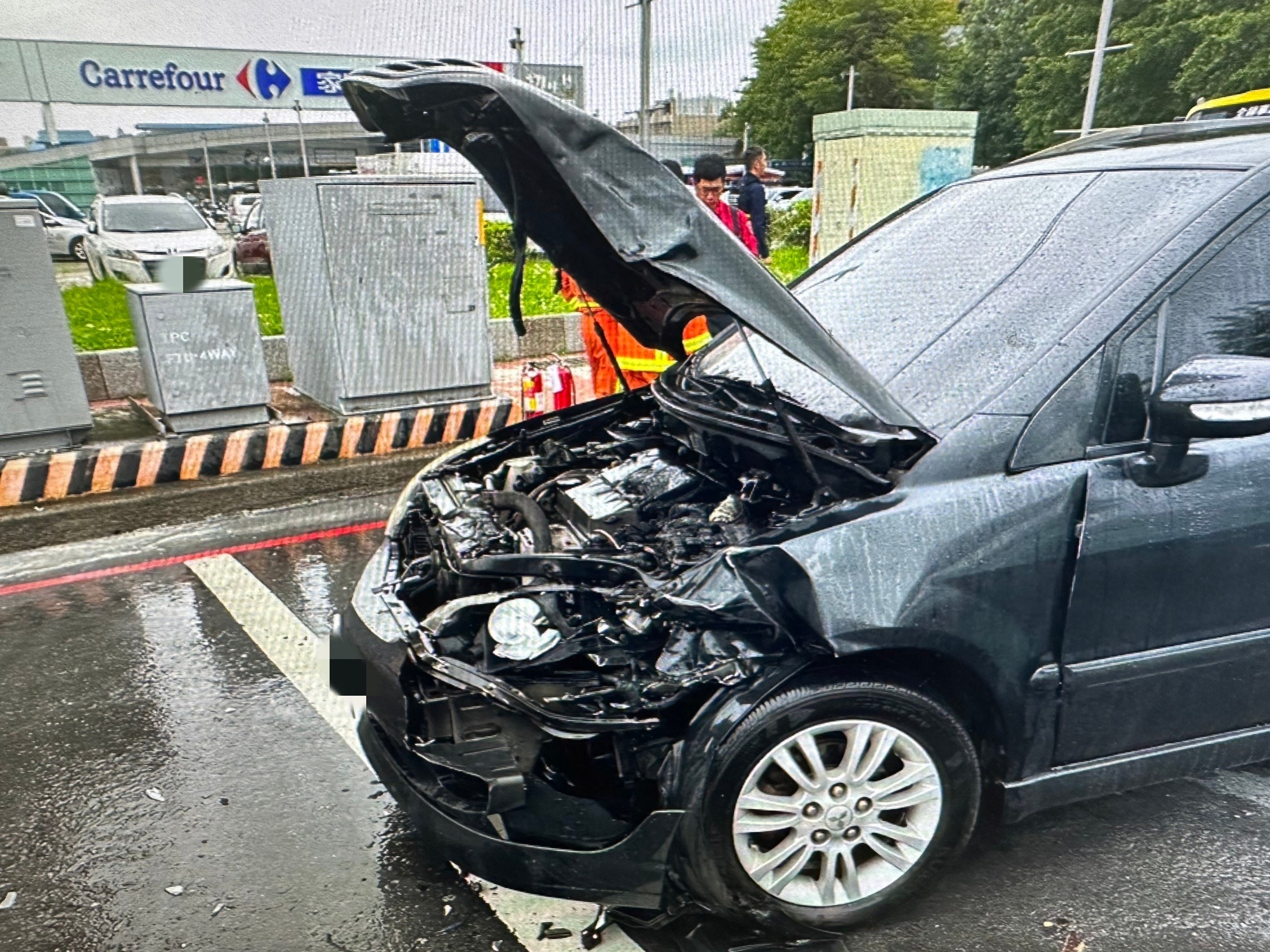疑未注意前方車況 男開車狠撞前方自小客1人受傷 S 23453758 0 副本