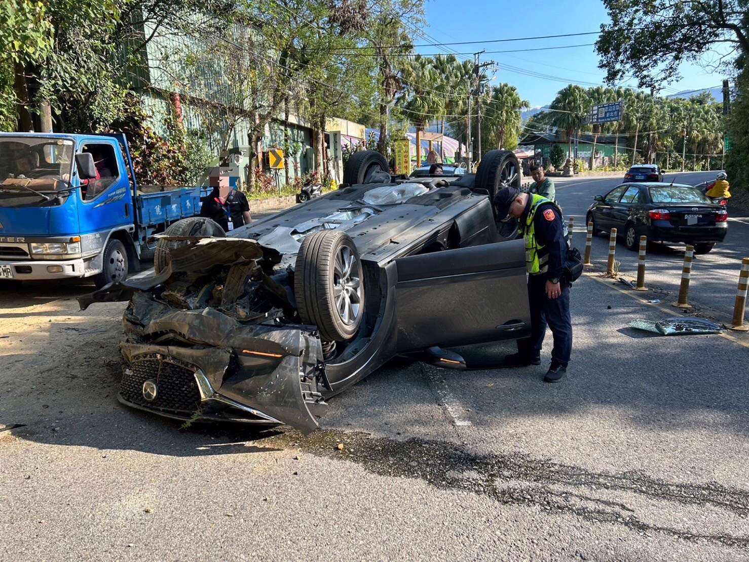 轎車失控自撞山壁「從大溪翻車到三峽」 駕駛一度受困 S 2883600