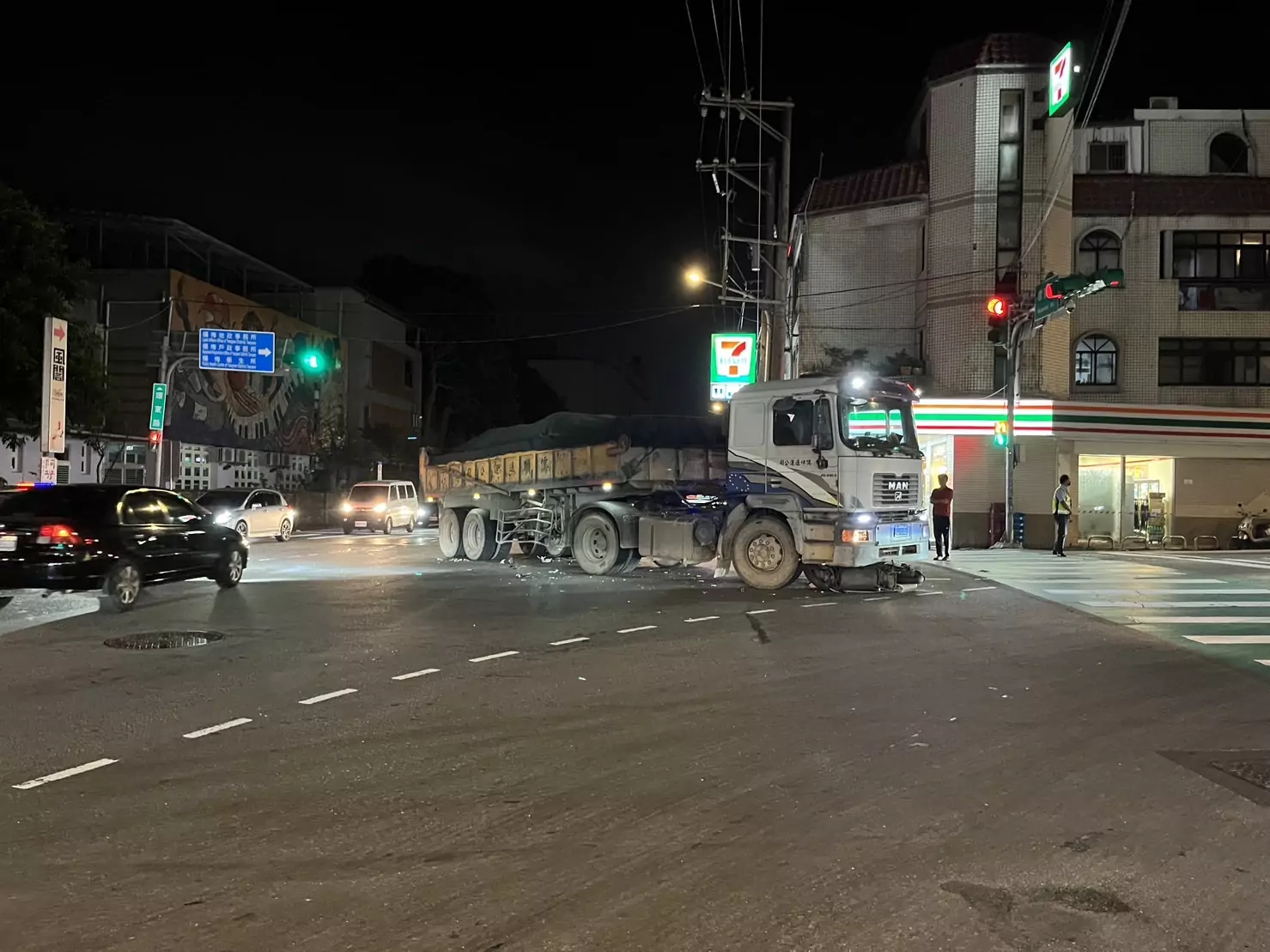 大車視線死角多 桃警籲保持行車安全距離 大車視線死角多 桃警籲保持行車安全距離
