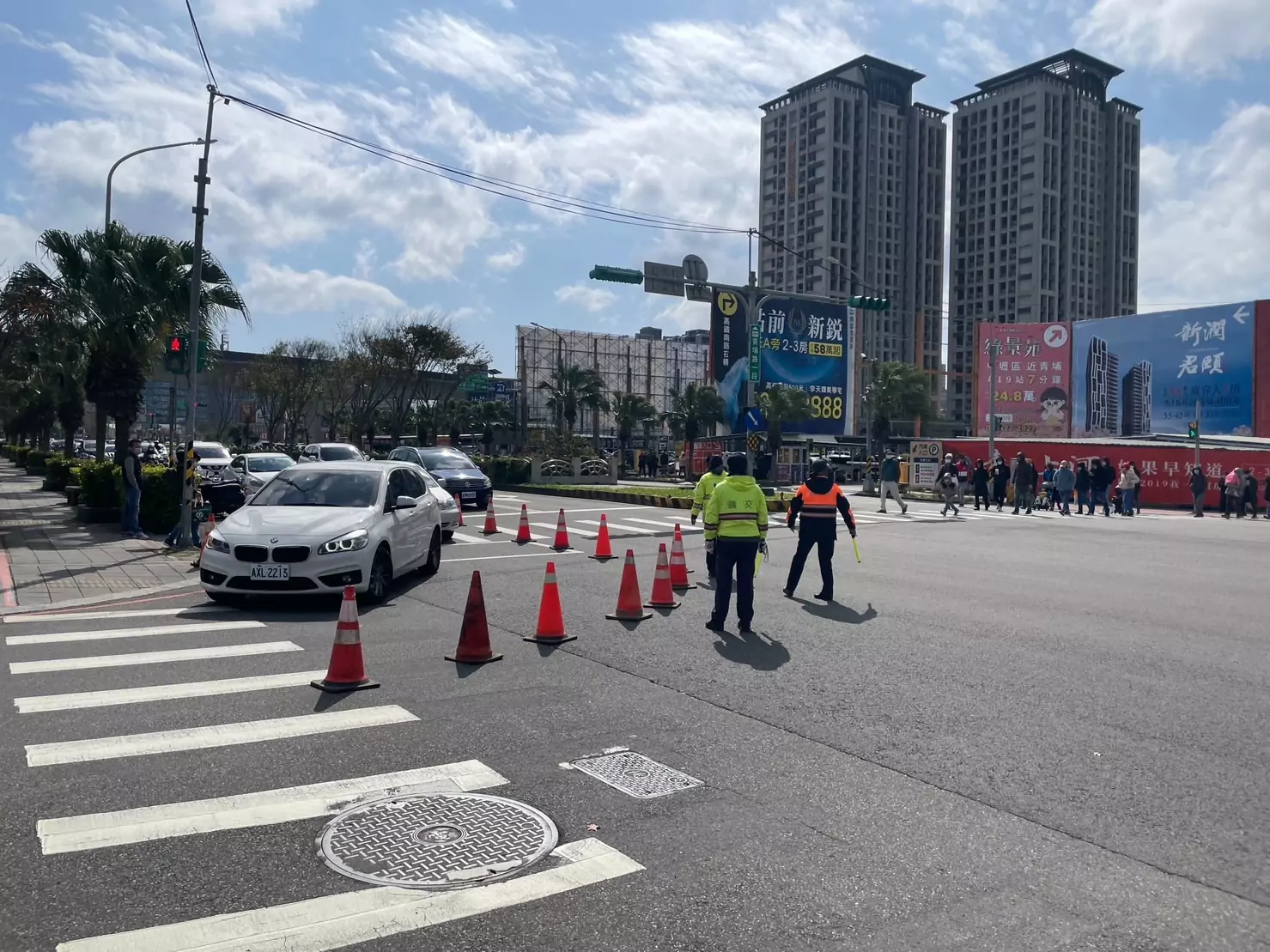 華泰名品城搶年末購物商機 桃警加強疏導車流 S 30711819 0