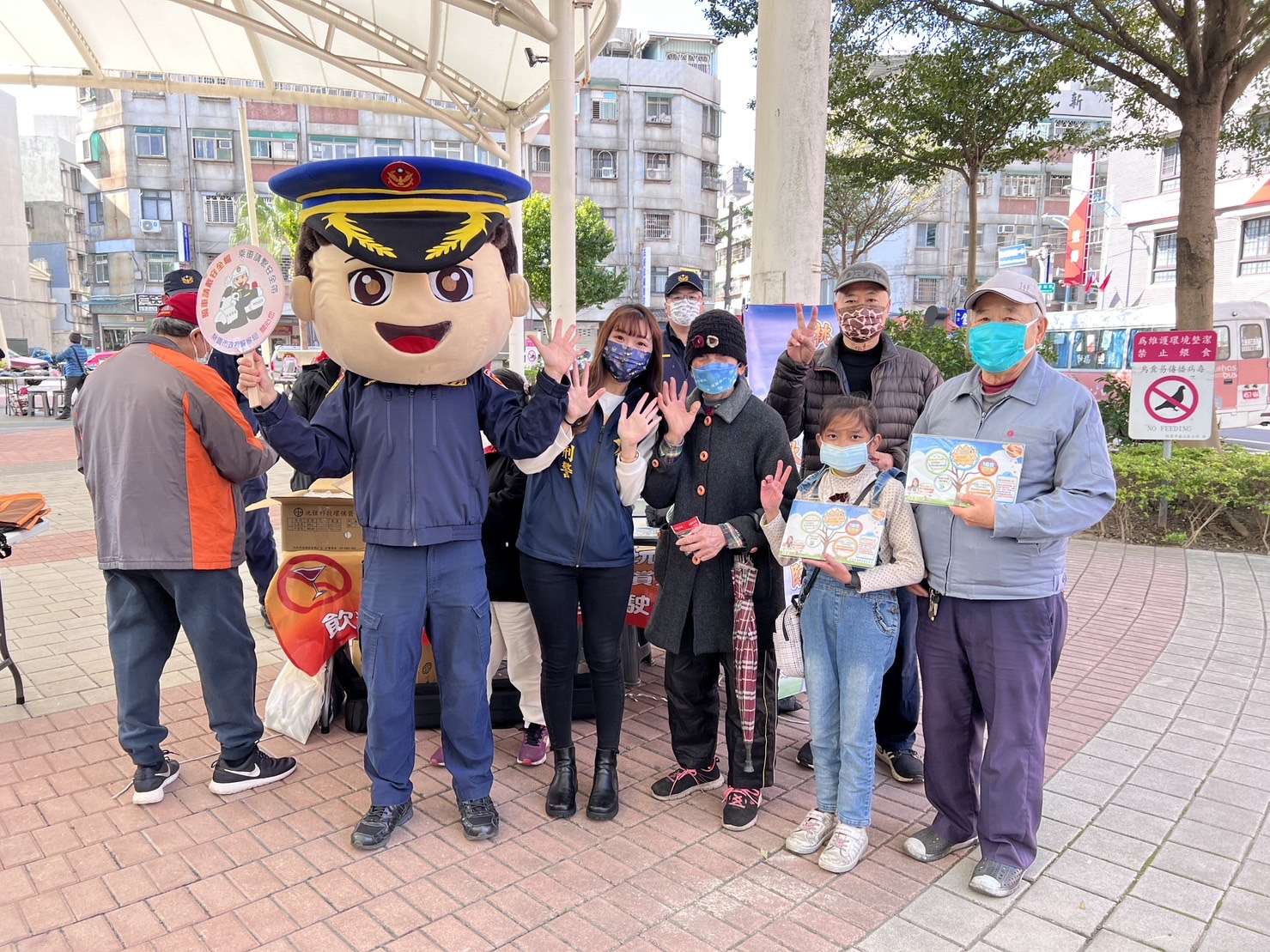龜山警前進聖誕二手市集 強化民眾反詐意識 S 32989373 0
