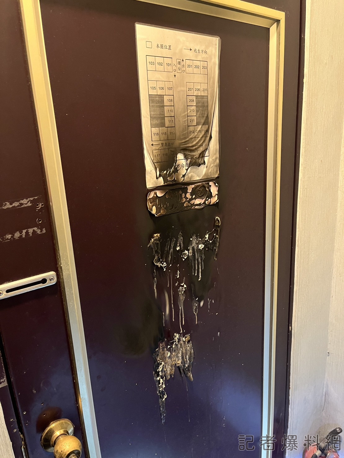 【有片】離譜!男友在摩鐵喝醉睡死 20歲女嫌門板太醜竟縱火燒房門「裁定羈押」