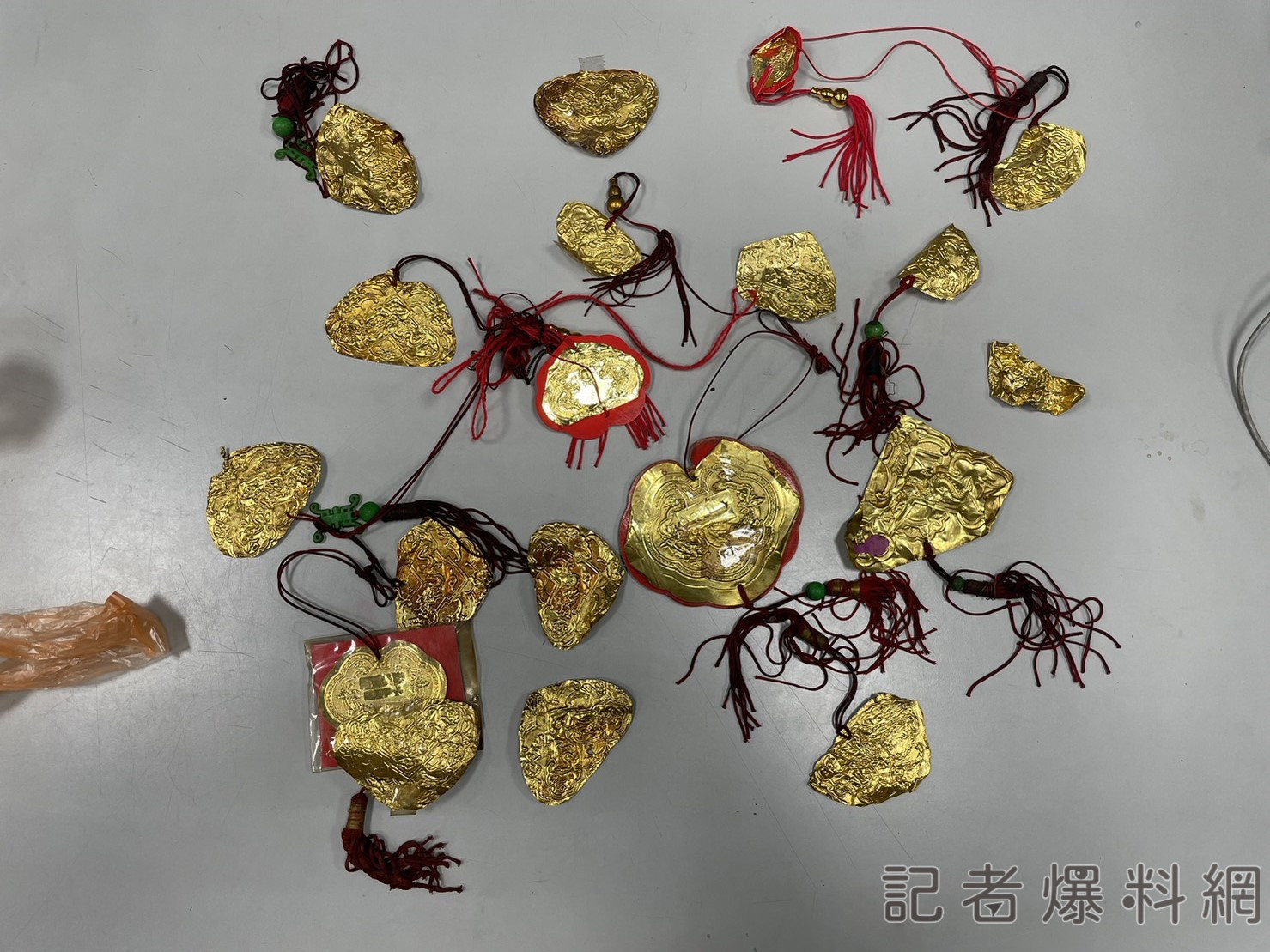 神明金牌也敢偷!竊賊入中藥店偷金牌 被警逮通緝犯身分曝光 神明金牌也敢偷!竊賊入中藥店偷金牌 被警逮通緝犯身分曝光