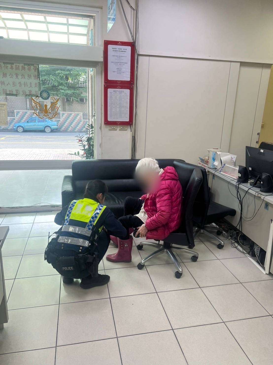 8旬老婦迷途徘徊路旁 八德暖警助重回親人懷抱 S 7856218