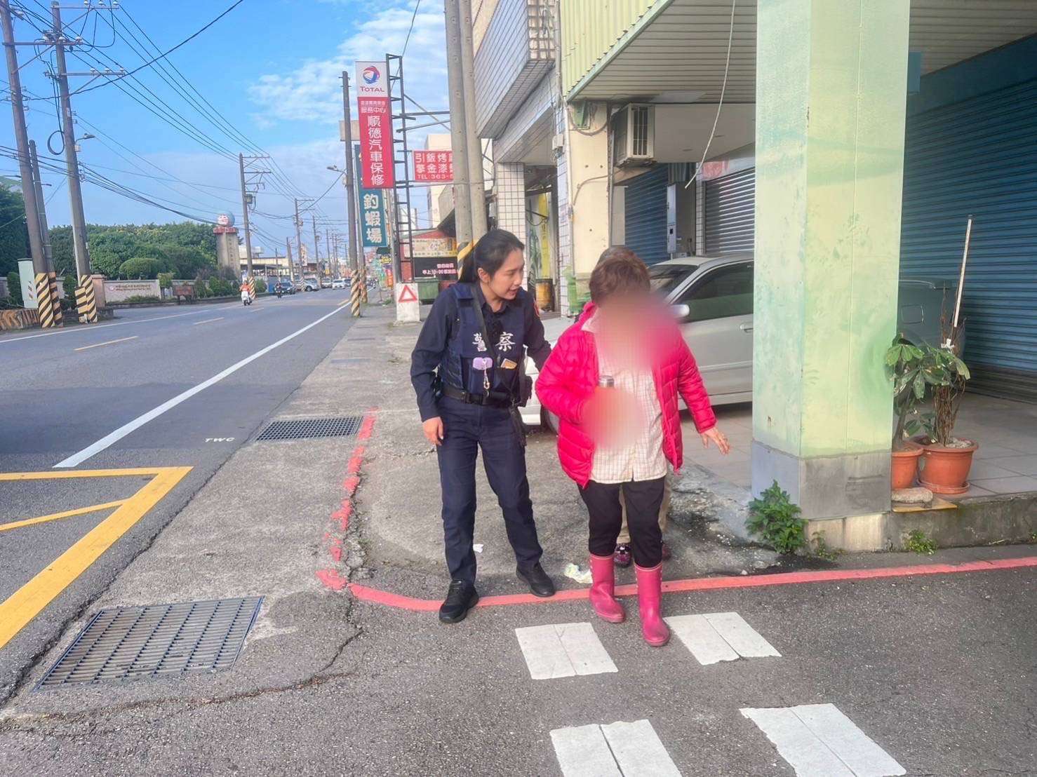 8旬老婦迷途徘徊路旁 八德暖警助重回親人懷抱 S 7856220