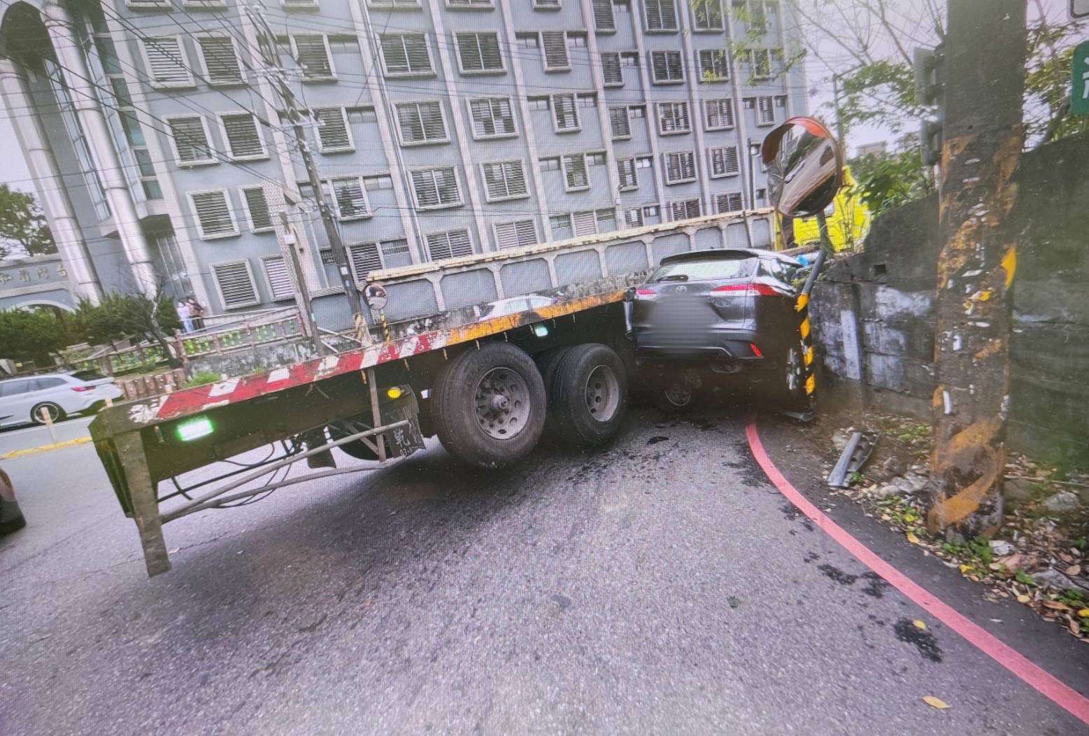 八德大貨車右轉未注意 自小客遭撞當場卡住 S 7913493