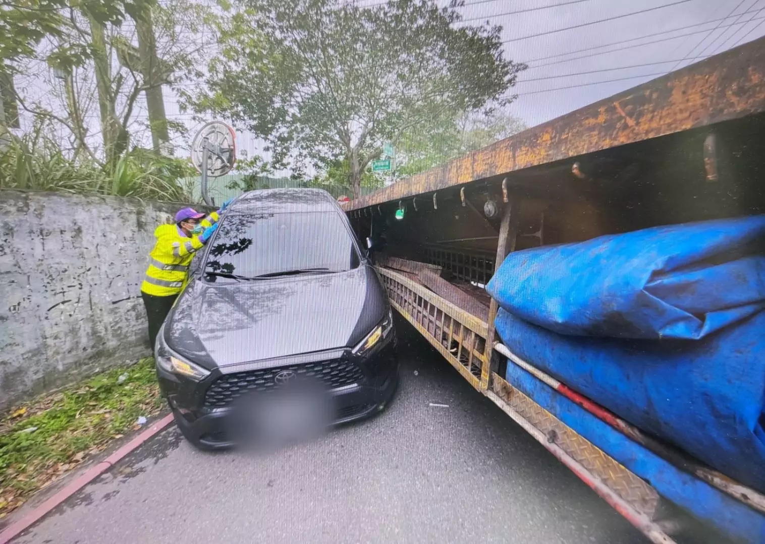八德大貨車右轉未注意 自小客遭撞當場卡住 八德大貨車右轉未注意 自小客遭撞當場卡住