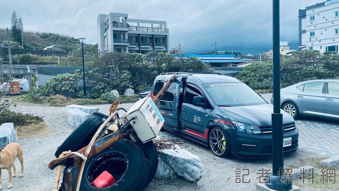 福斯休旅車停七星潭望海樓「遭縣府電線桿砸毀車門」 車主腦袋險開花:維修費回原廠評估