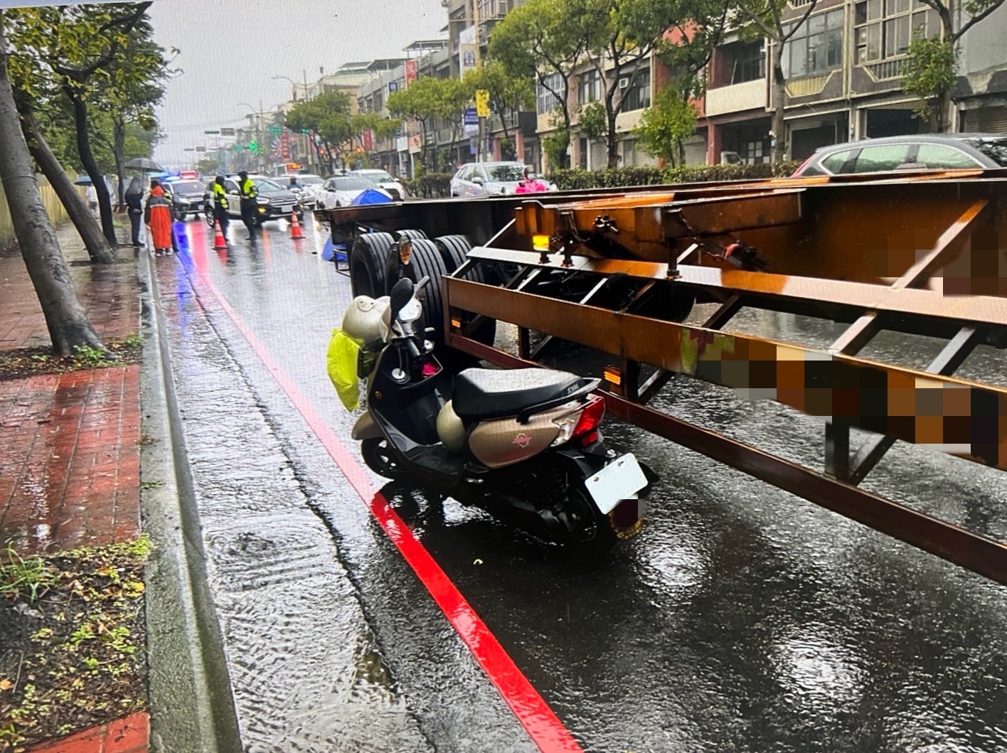 慟!機車遭聯結車撞 後座6旬婦命喪輪下 S 86933570 副本 0