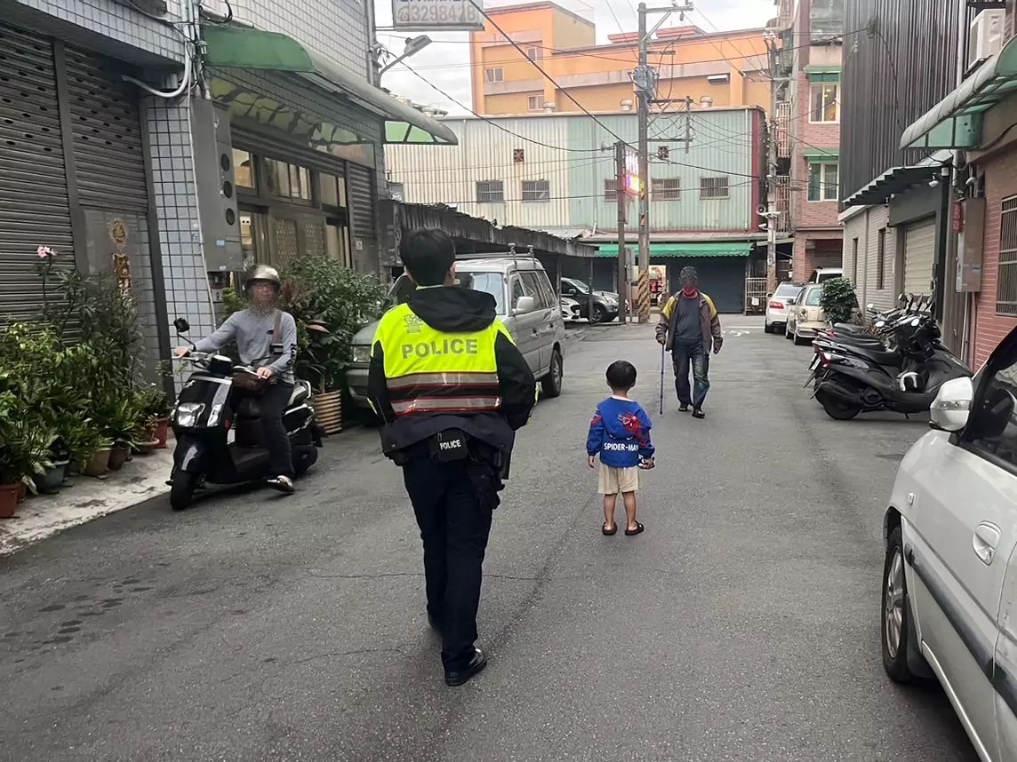 檳榔攤出現3歲小客人?龜山警挨家挨戶找家屬 S 88760327 0