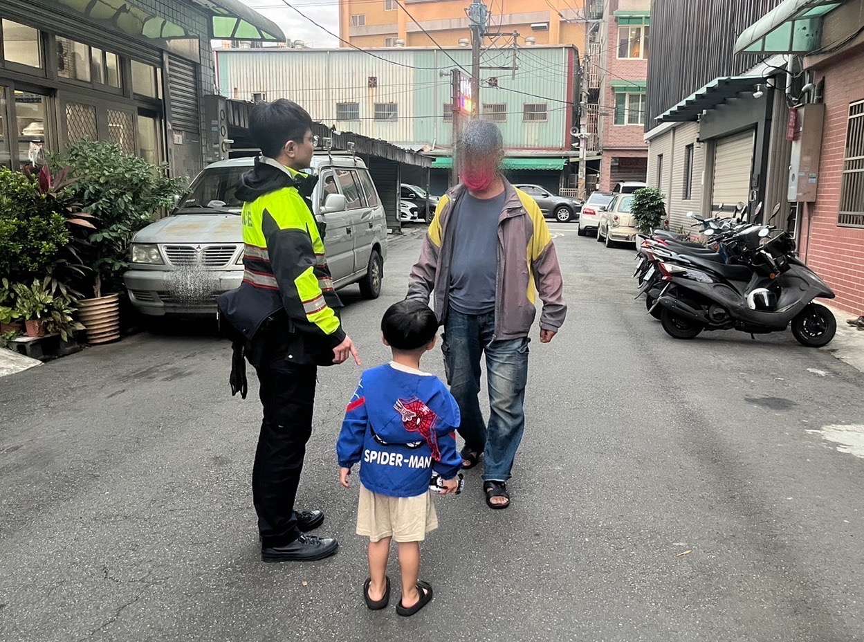 檳榔攤出現3歲小客人?龜山警挨家挨戶找家屬 S 88760328 0