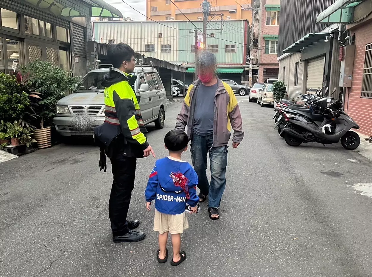檳榔攤出現3歲小客人?龜山警挨家挨戶找家屬 S 88760328 0