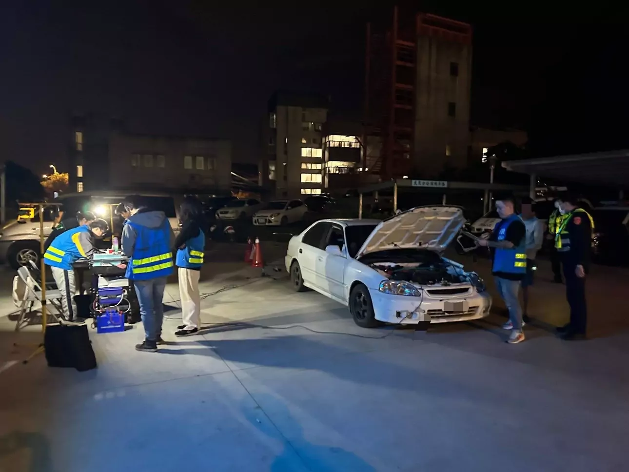 開改裝車載全家大小炸街 男遭警攔查還被抓包酒駕 開改裝車載全家大小炸街 男遭警攔查還被抓包酒駕