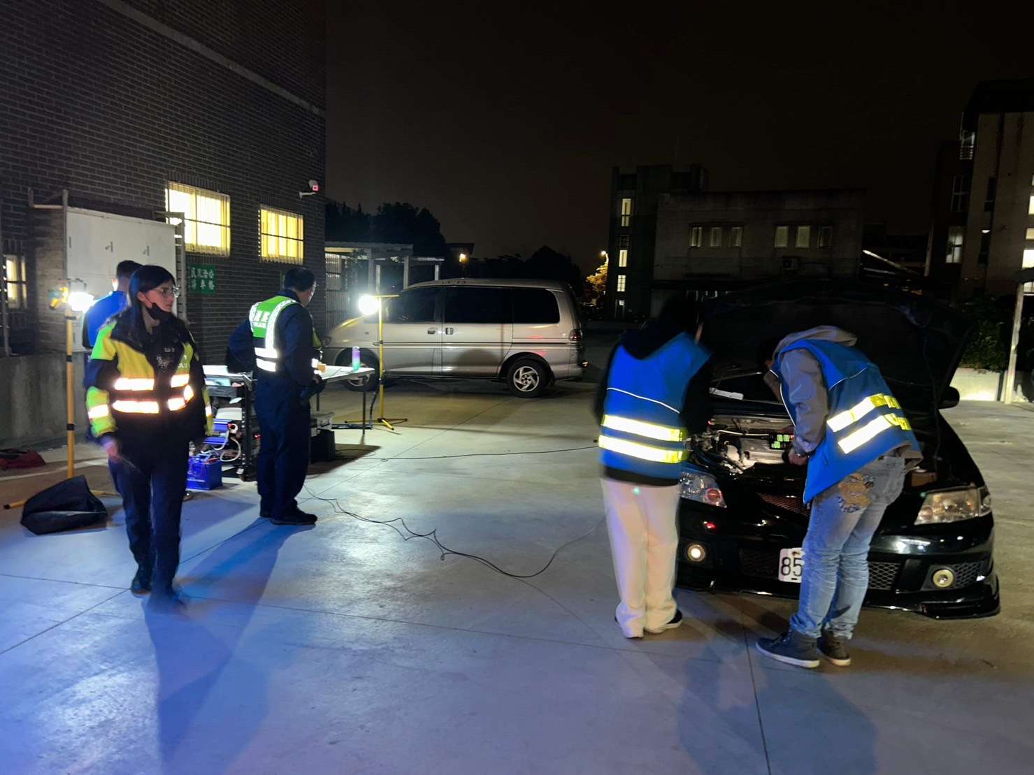 開改裝車載全家大小炸街 男遭警攔查還被抓包酒駕 S 9175666 0