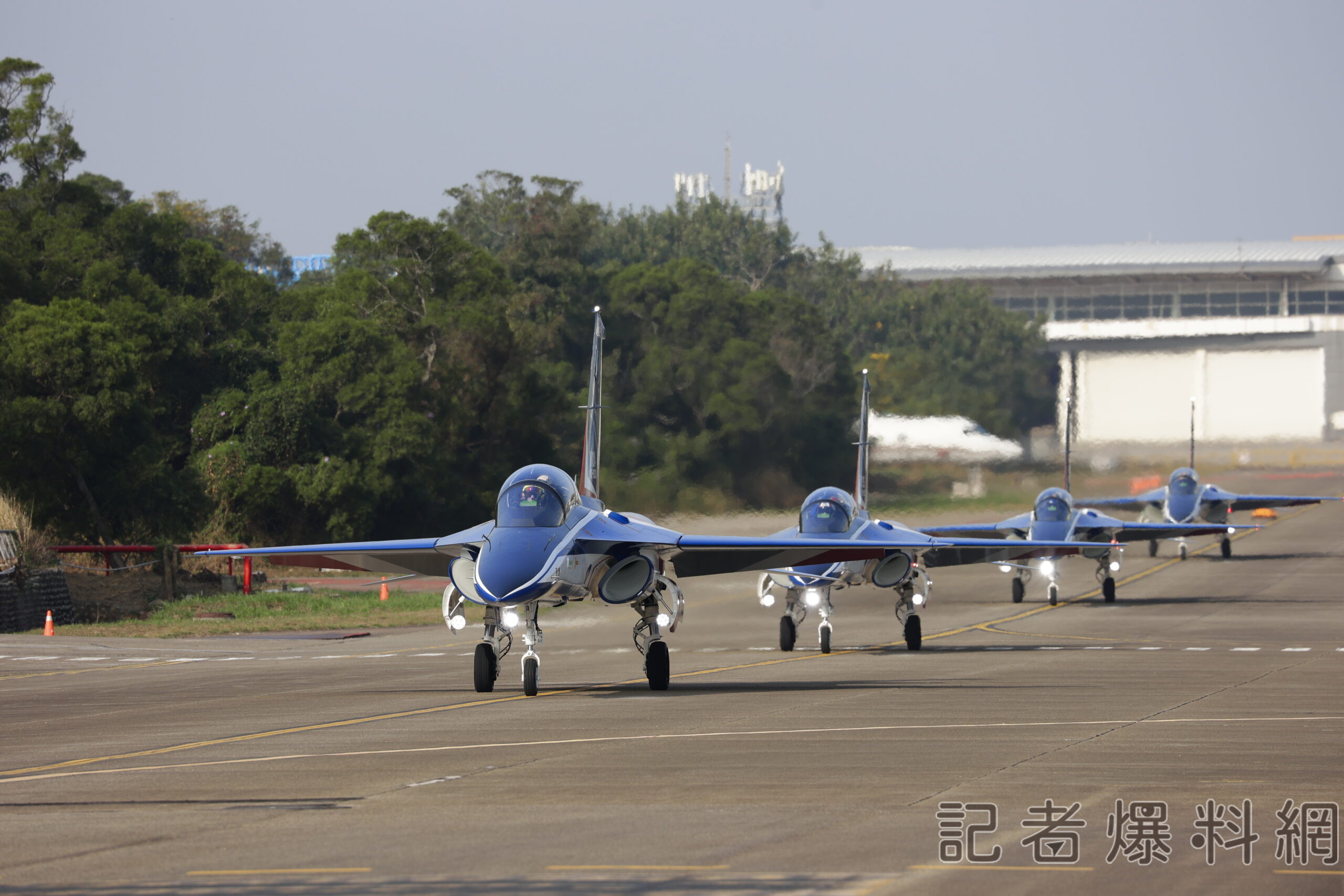 漢翔達成國機國造年度目標 董座親率4架勇鷹飛交台東