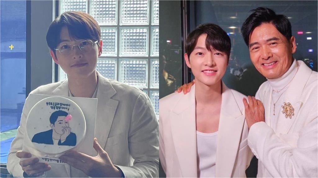 宋仲基迷弟上身!與周潤發「穿情侶裝」 影迷全嗨翻