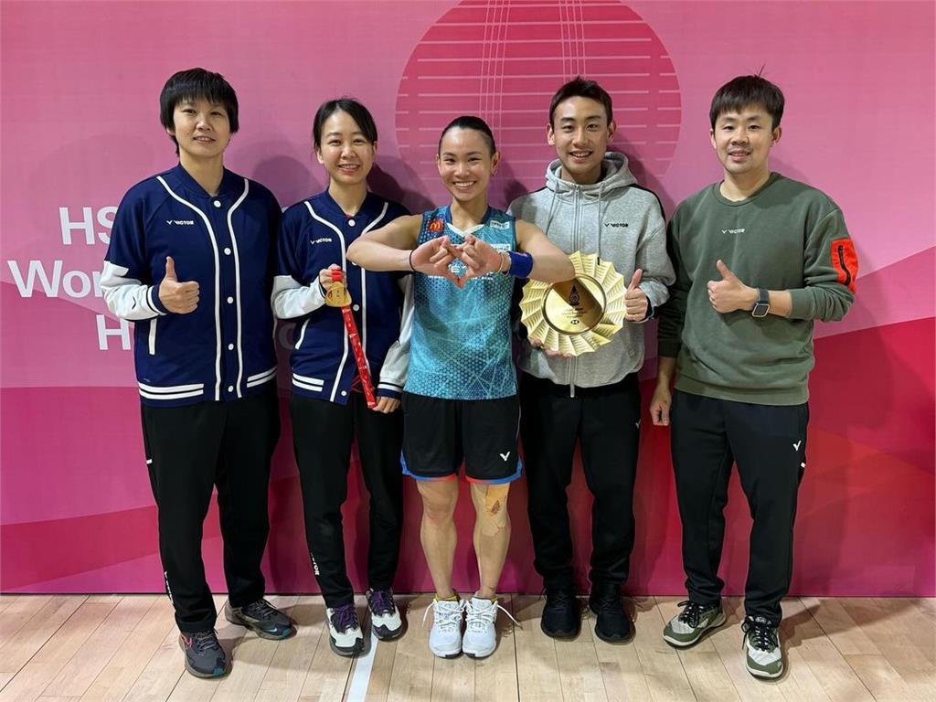 戴資穎年終賽奪冠「燦笑」！萌比愛心跟「這天后」學的