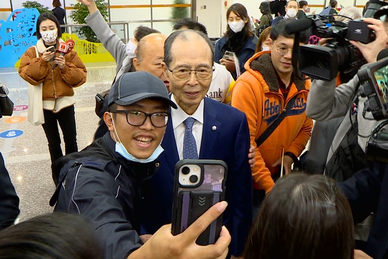 世界「全壘打王」王貞治到台灣了!驚訝這麼多球迷來接機 世界「全壘打王」王貞治到台灣了!驚訝這麼多球迷來接機