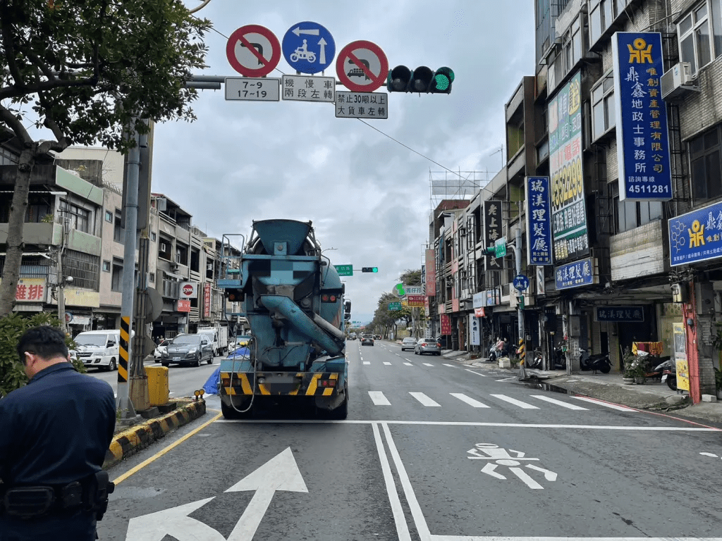 【有片】中壢8旬婦騎腳踏車橫越馬路誤入視線死角 魂斷綠燈起步預拌車輪下