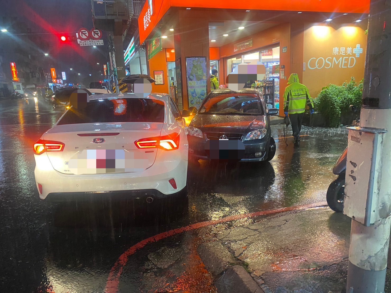 林口印度籍女子倒車爆衝 猛撞後車嚇跌路人