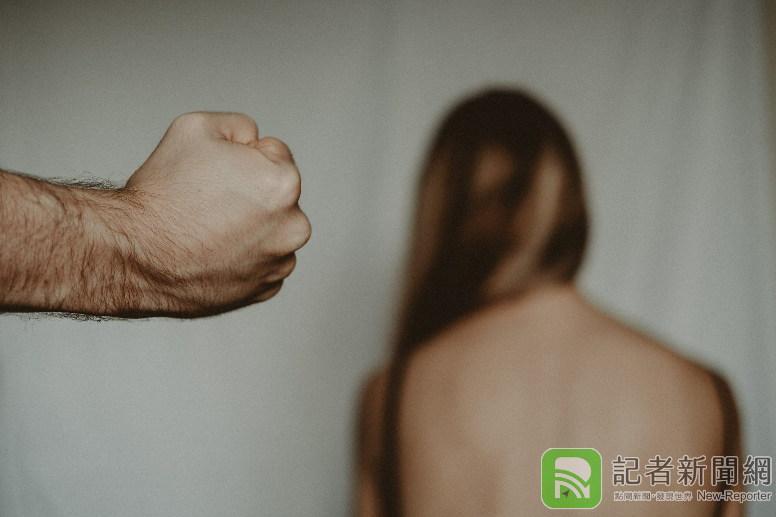 恐怖情人!不還錢竟拖行女友 硬上後還恐嚇「同歸於盡」 恐怖情人!不還錢竟拖行女友 硬上後還恐嚇「同歸於盡」