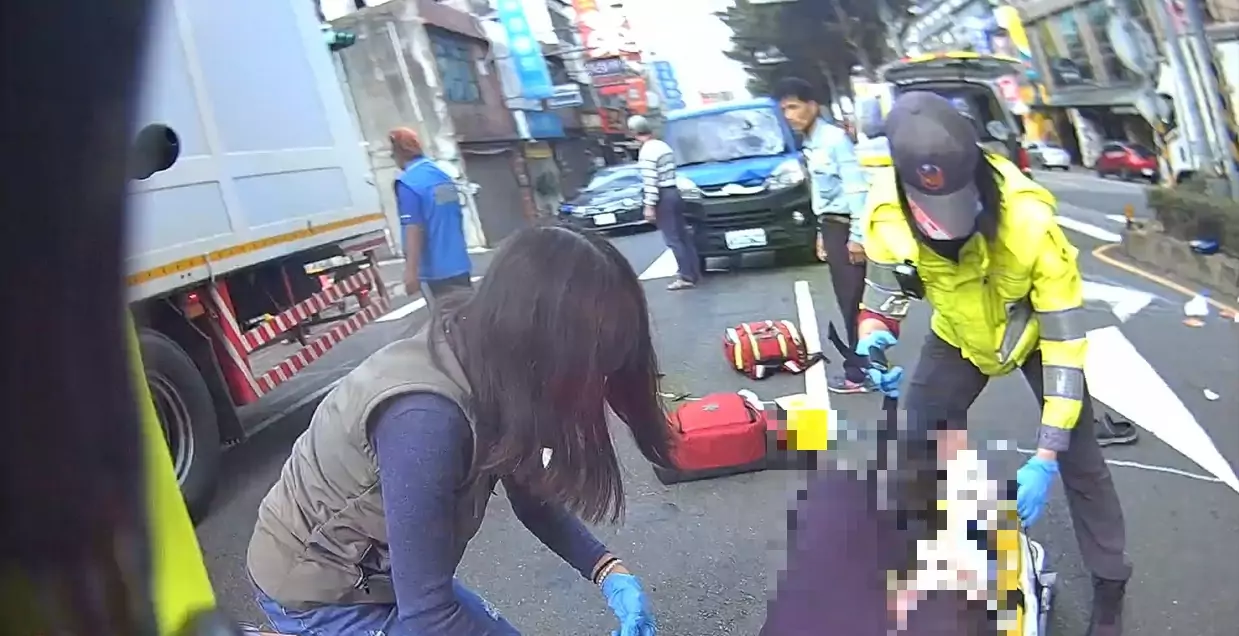 目擊車禍現場 平鎮熱心義消秒衝上前救人 目擊車禍現場 平鎮熱心義消秒衝上前救人