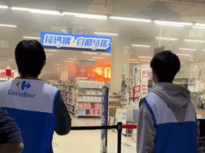 3男火燒家樂福 店員無奈背影曝