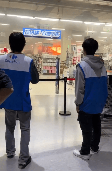 3男火燒家樂福 店員無奈背影曝 中壢家樂福員工著屋外熊熊火光。翻攝畫面