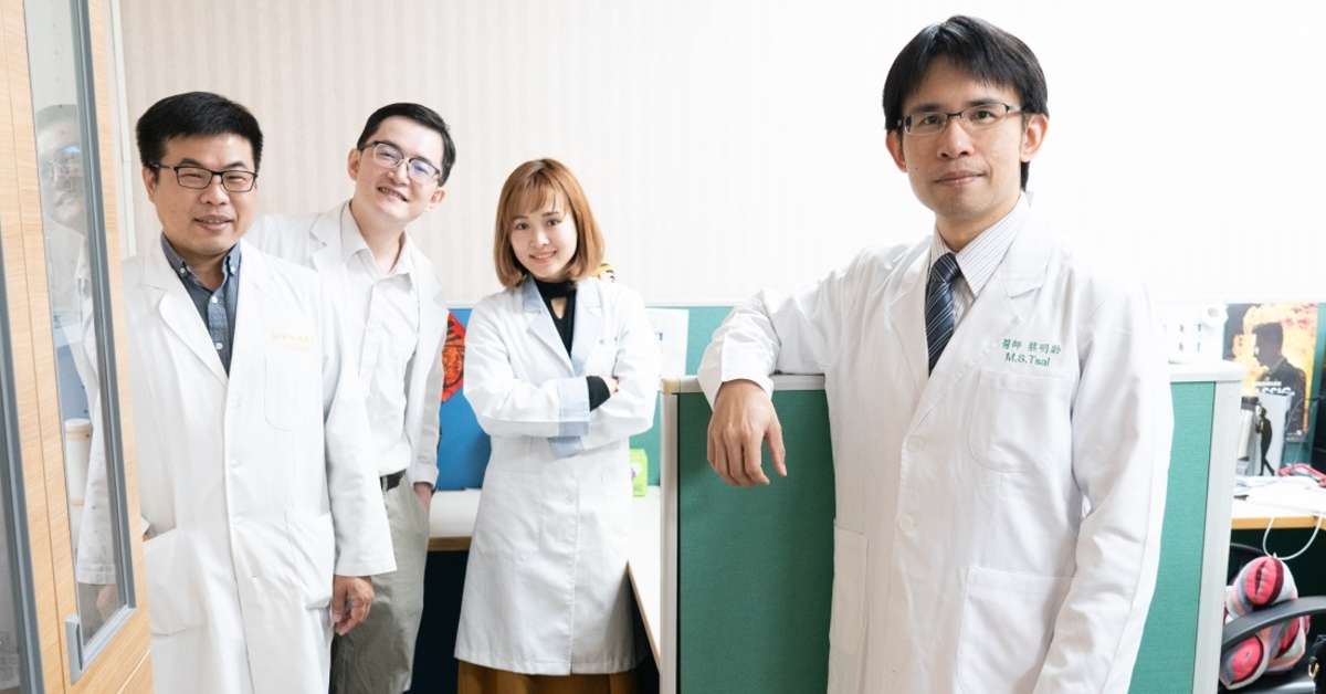 嘉義長庚醫院耳鼻喉科主任蔡明劭醫師右一