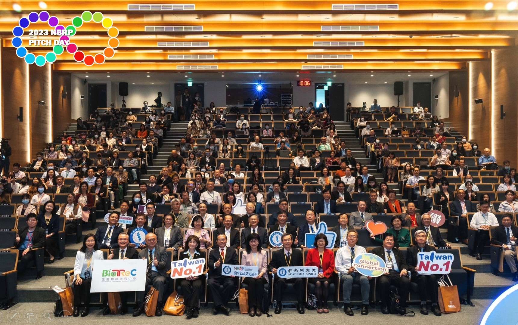 國家生技研究園區Pitch Day開幕與會貴賓合影，前排右五起為中研院生醫轉譯研究中心主任吳漢忠、國家科學及技術委員會政務副主任委員陳儀莊。