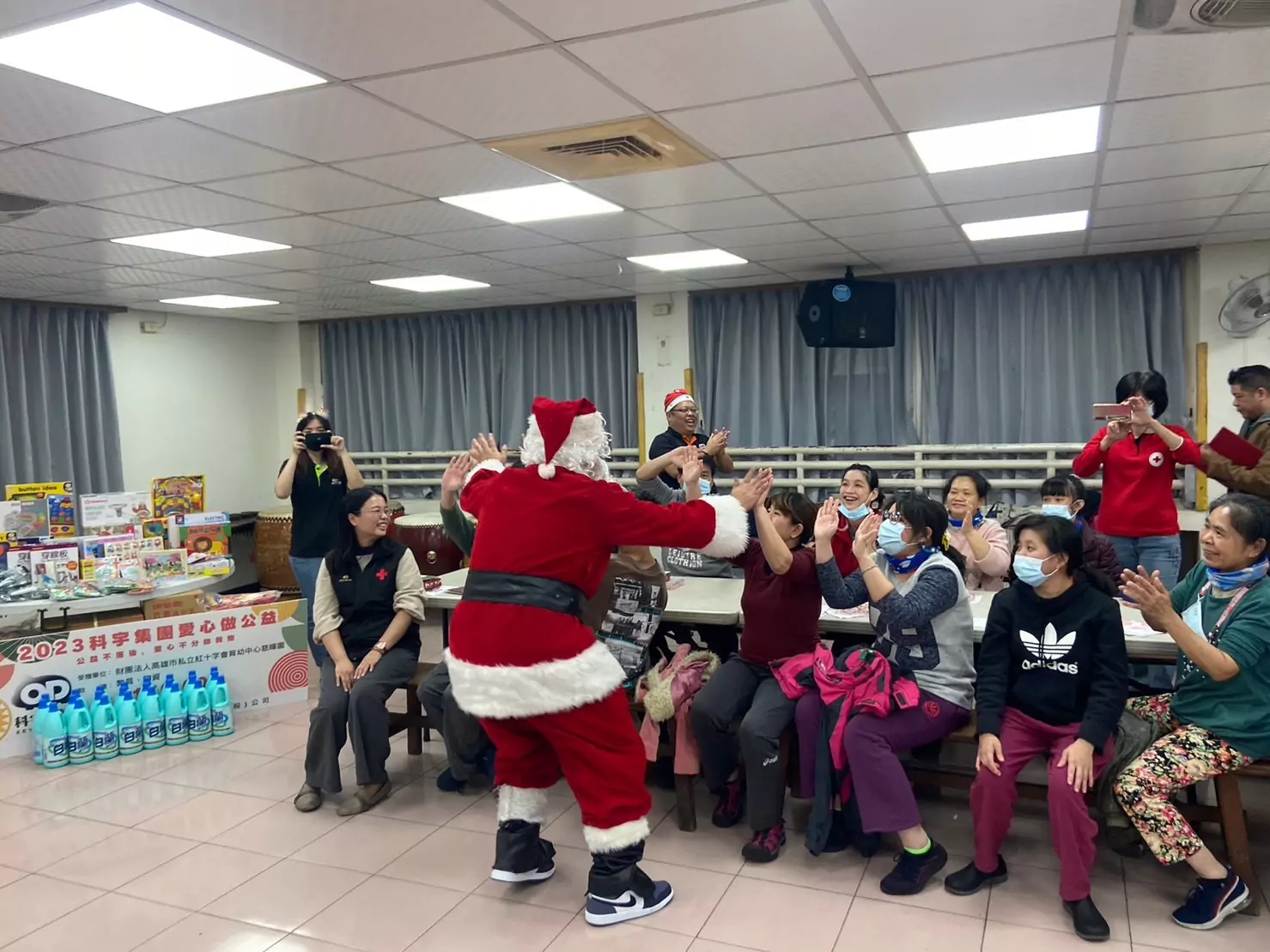 圖3、科宇集團員工扮聖誕老人與慈暉園同樂