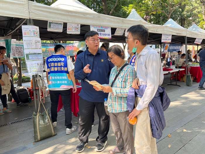 圖4：同仁細心解說，解決民眾疑難雜症