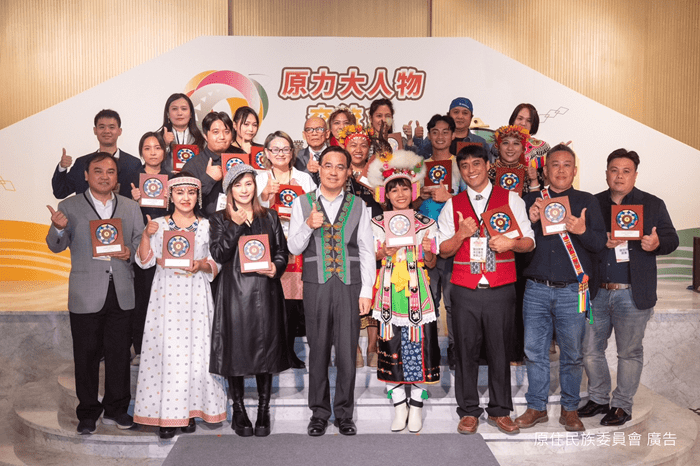 原民會「部落小鷹回娘家」即日起至12/3高雄盛大登場 圖片三 夷將Icyang主委與第9屆百萬創業計畫20組獲選團隊大合照