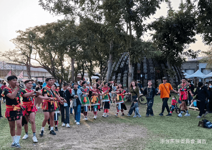 原民會「部落小鷹回娘家」即日起至12/3高雄盛大登場 圖片四 團隊與民眾手牽手 在部落小鷹嘉年華快樂共舞