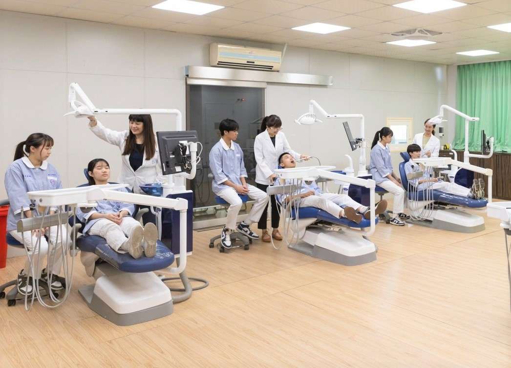 圖說3：新生醫專口衛科教學設備媲美臨床牙科設備規模。圖：新生醫專提供。