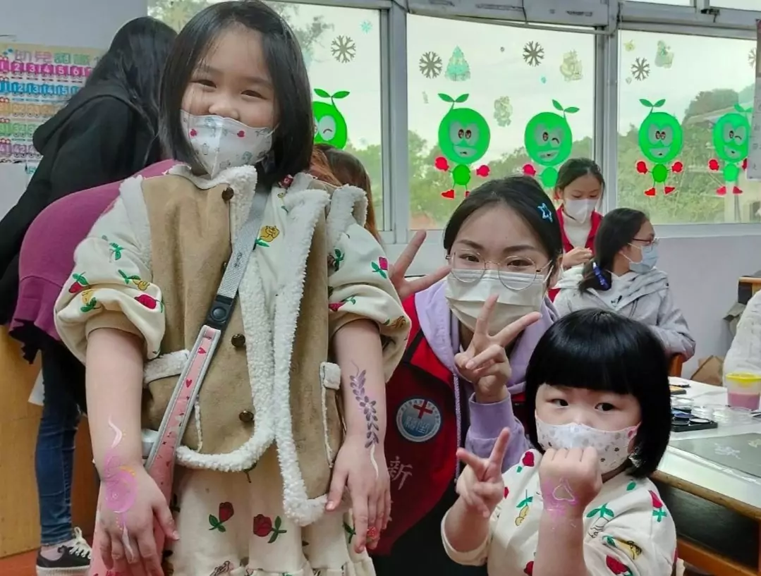 圖說3：新生醫專美容科學生幫小荳荳幼兒園小朋友造型彩繪。圖：新生醫專提供。